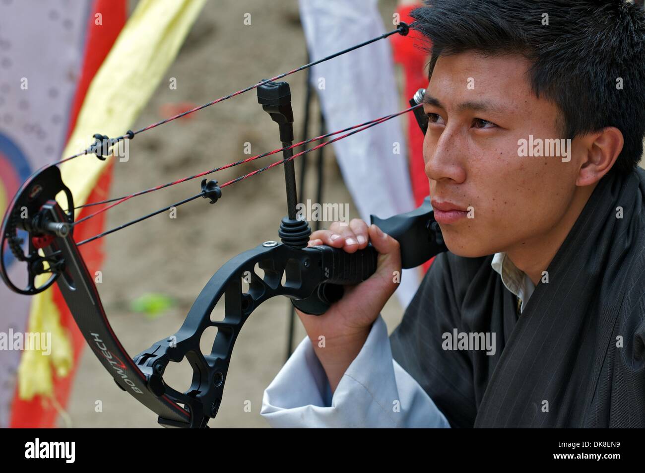 8. Mai 2011 - Thimphu, BHUTAN-Königreich - Karma Sonamtopgay, 21, wartet seinerseits in einem Freundschaftsspiel außerhalb der Hauptstadt Thimphu, Bhutan. Er trägt den traditionellen Goh. Bogenschießen ist der Nationalsport der kleinen Himalaya-Königreich Bhutan. Wettbewerbe finden jede Woche in Dörfern und Städten ganz über dem Land statt und gibt einen deftigen zeigen Farbe und Spannung. Spieler wir Stockfoto