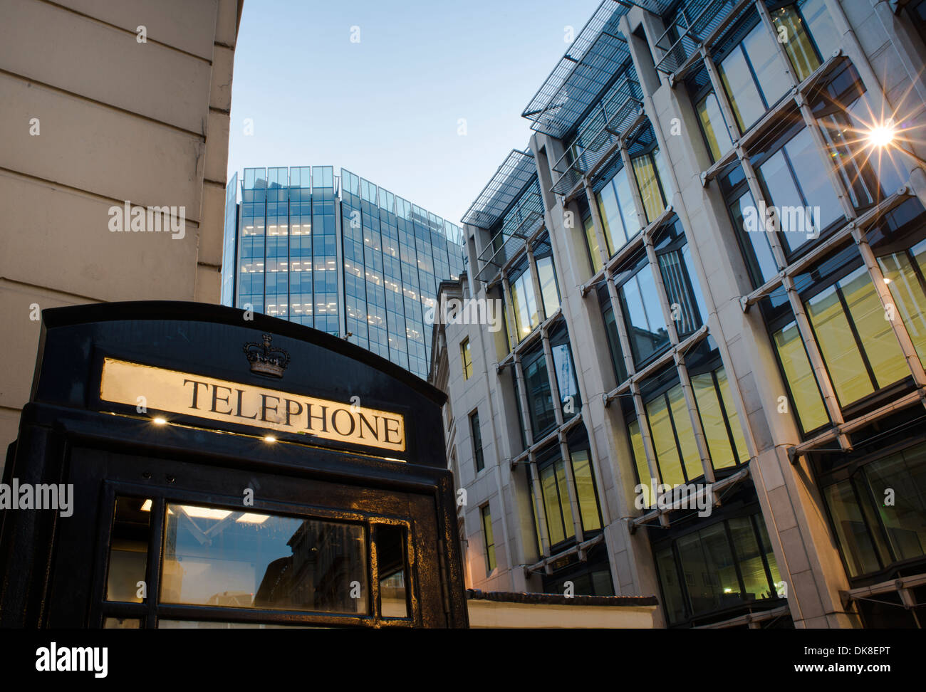 Telefon-Kabine in der Londoner City. Finanzielle Zentrum von London Stockfoto