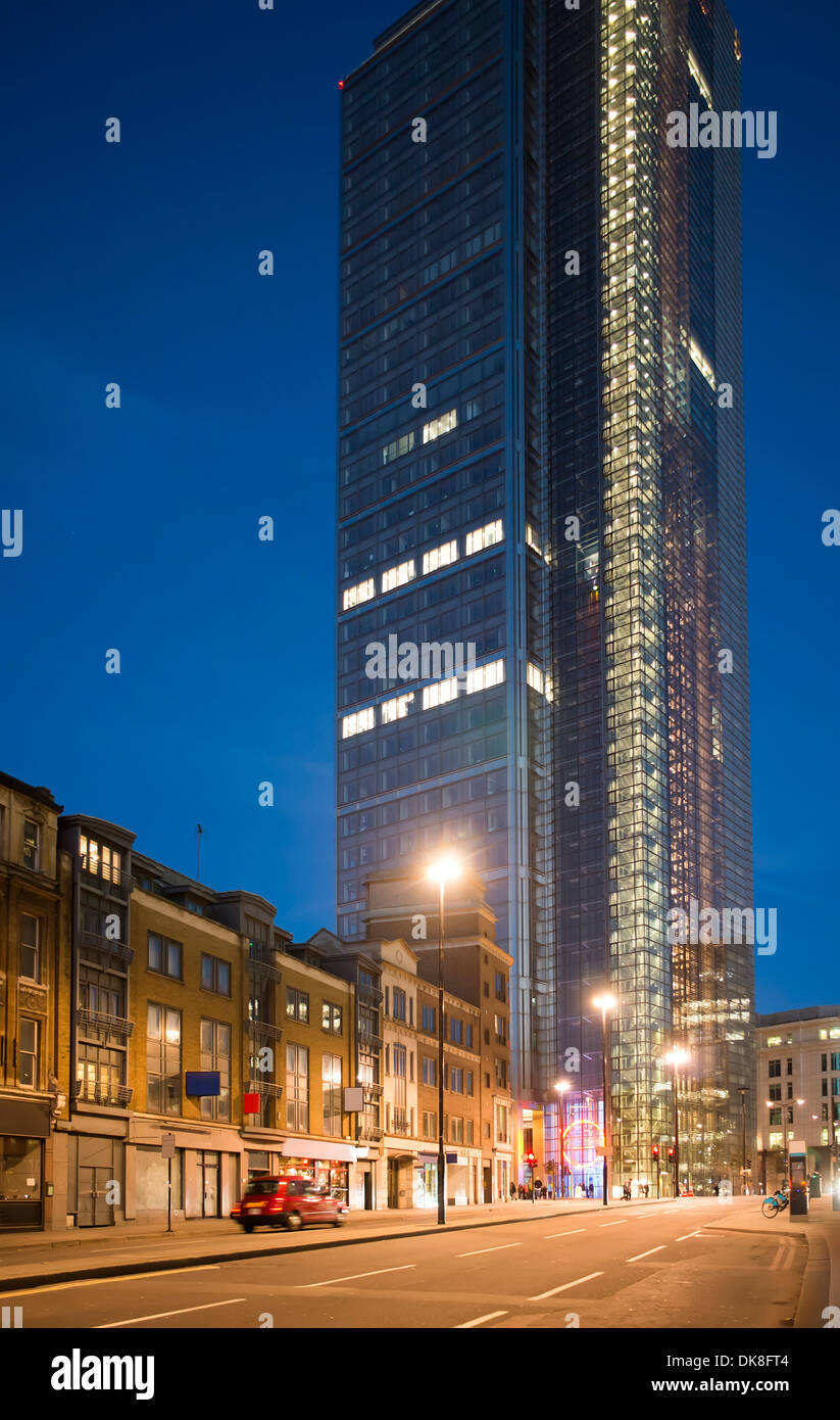 Stadt von London in der Nacht. Finanzielle Gebäude Stockfoto