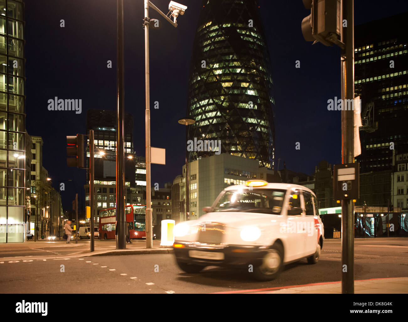 Taxi in die City of London. Finanzielle Stadt von London in der Nacht Stockfoto