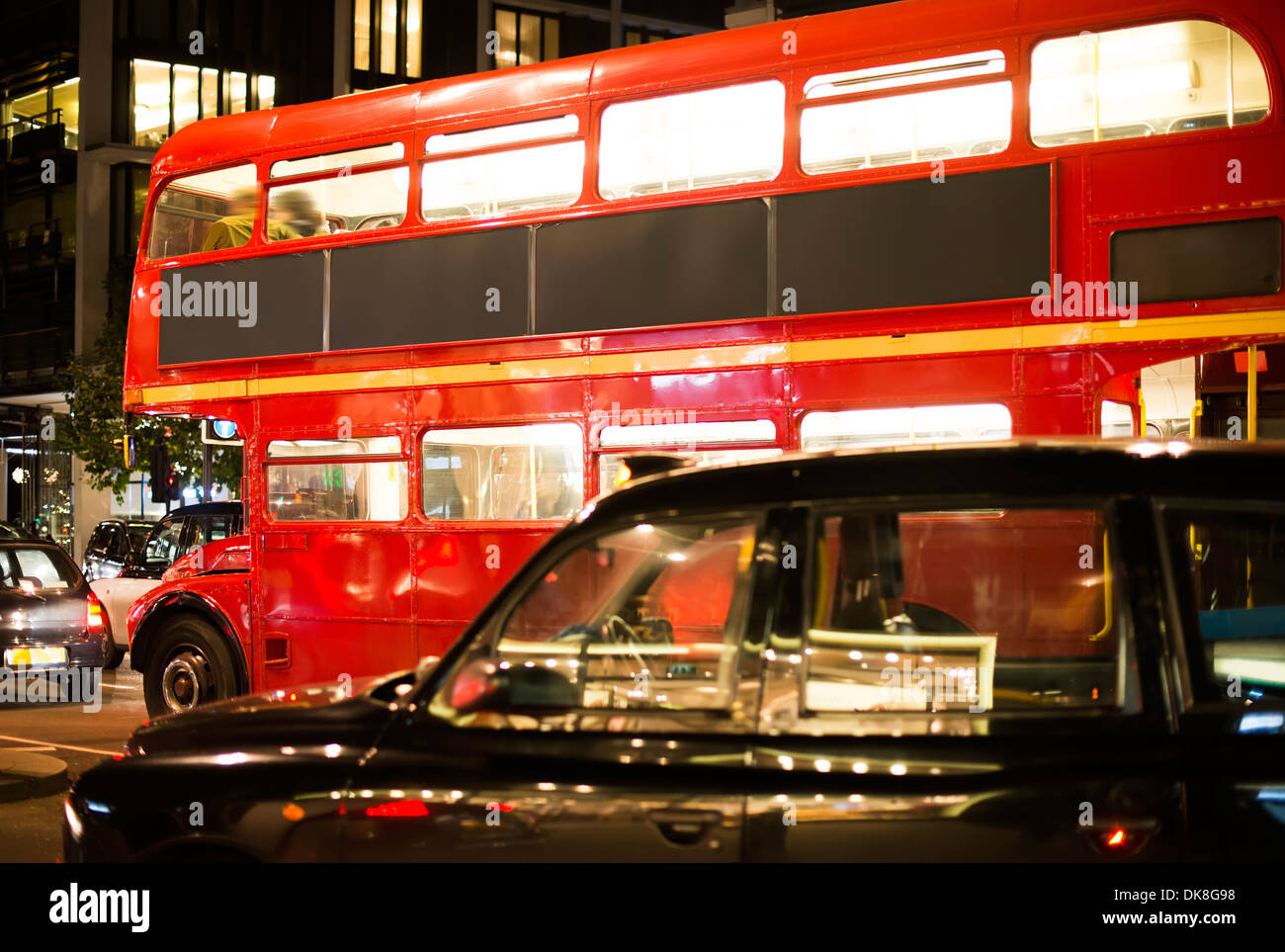 Roten Oldtimer Bus und klassischen Stil Taxi in London. Nachtszene Stockfoto