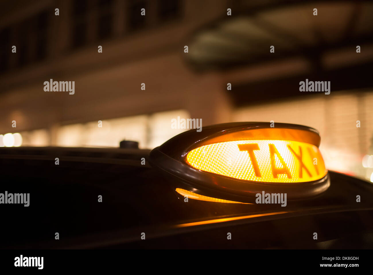 Taxi in London in der Nacht. Taxi Licht hautnah Stockfoto