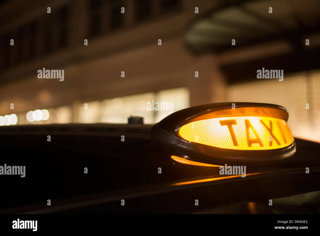 Eine glühende taxi Schild auf dem Dach des Autos in das Licht der Lichter  der Nacht Stadt Stockfotografie - Alamy