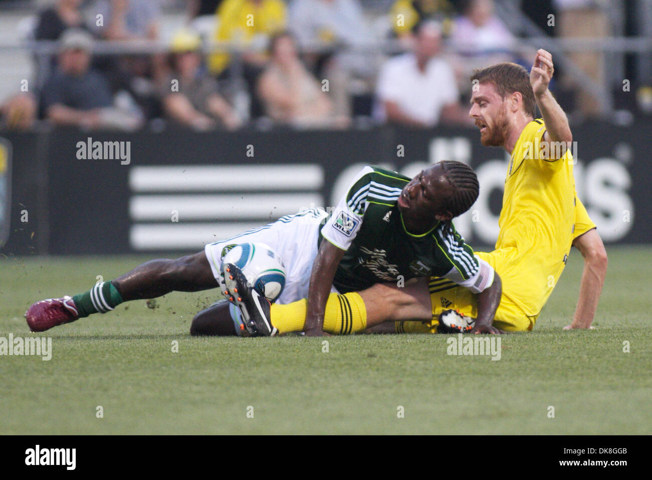 23. Juli 2011 - Columbus, Ohio, USA - Columbus Crew freuen Eddie Gaven (12) Folien in kick den Ball aus Portland Timbers vorwärts Jorge Perlaza (15) während der ersten Hälfte des Spiels zwischen Portland Timbers und Columbus Crew Stadium Crew, Columbus, Ohio. (Kredit-Bild: © Scott Stuart/Southcreek Global/ZUMAPRESS.com) Stockfoto