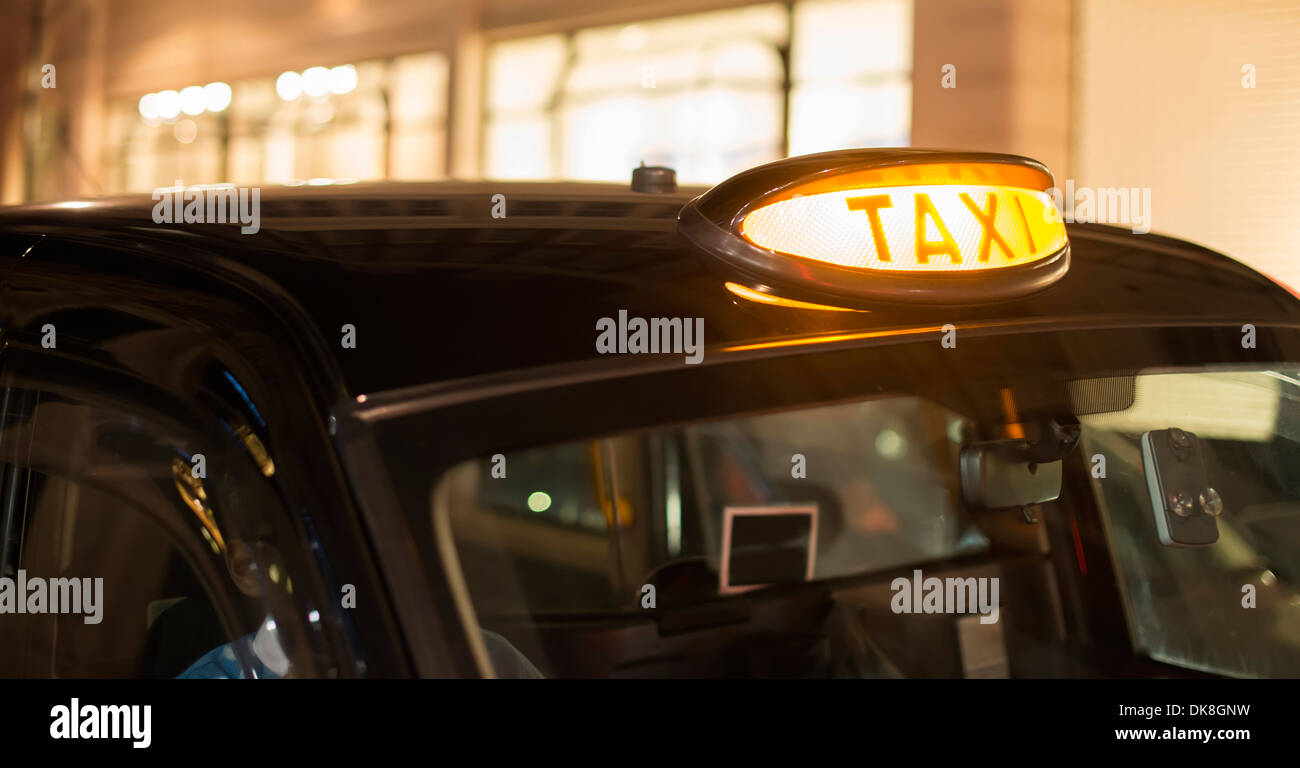 Taxi in London in der Nacht. Taxi Licht hautnah Stockfoto