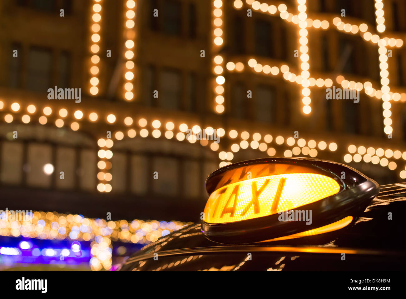Taxi in London vor einem Einkaufszentrum in der Nacht Stockfoto