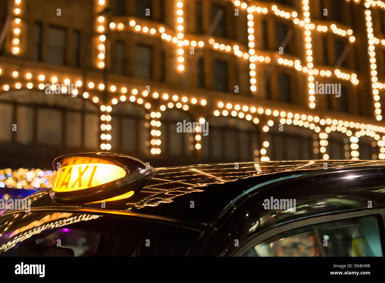 Taxi in London vor einem Einkaufszentrum in der Nacht Stockfoto