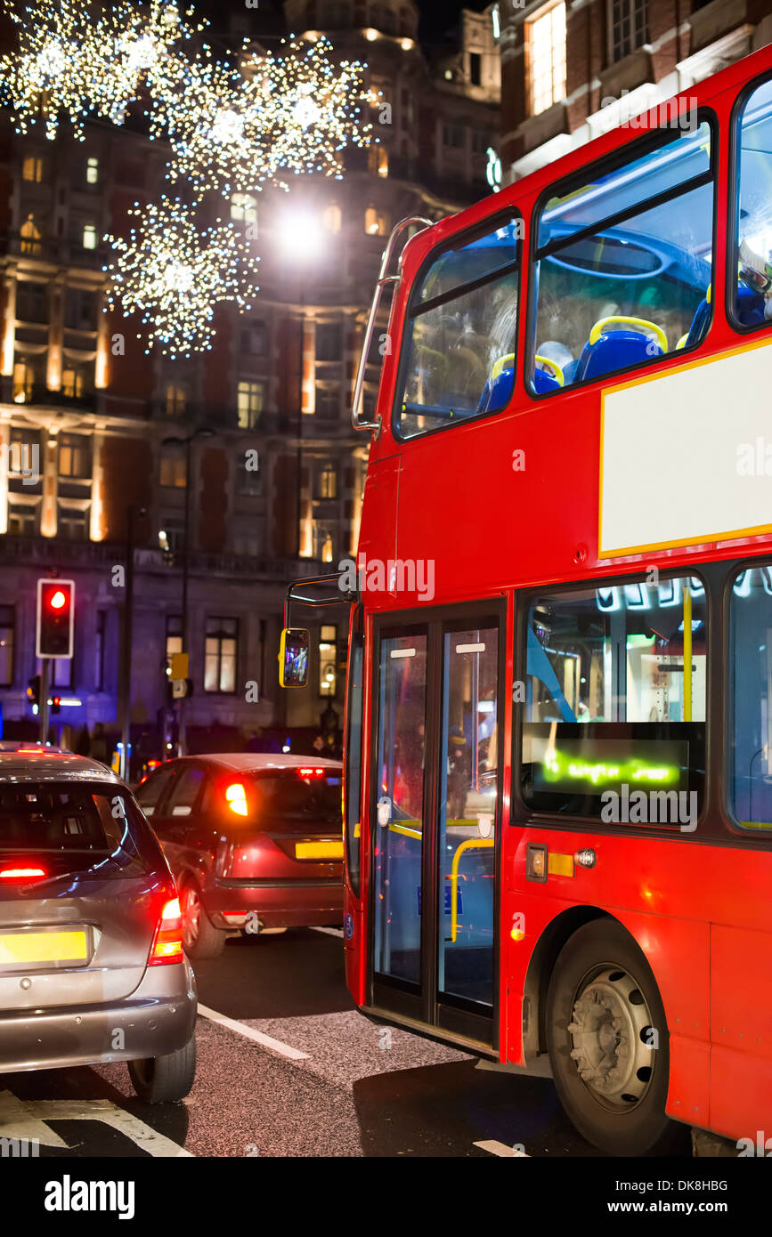 Roter Bus in Stadt von London. Nacht in der Londoner city Stockfoto
