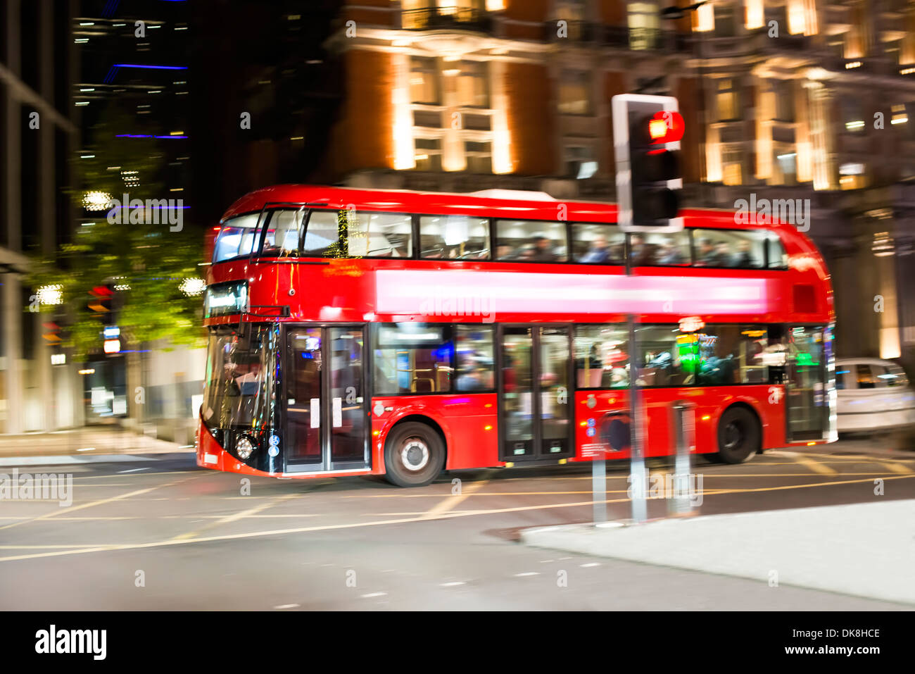 Roter Bus in Stadt von London. Nacht in der Londoner city Stockfoto