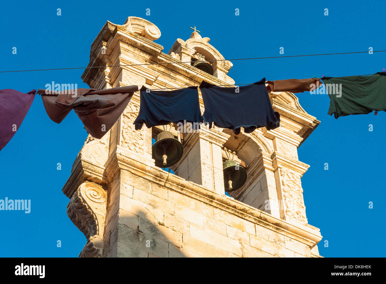 Trocknen von Wäsche auf dem Hintergrund Od Kirche Glockenturm in Korcula, Kroatien Stockfoto