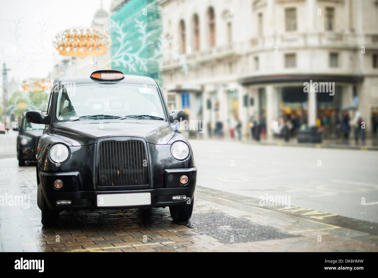 Taxi in London und Menschen auf der Straße Stockfoto