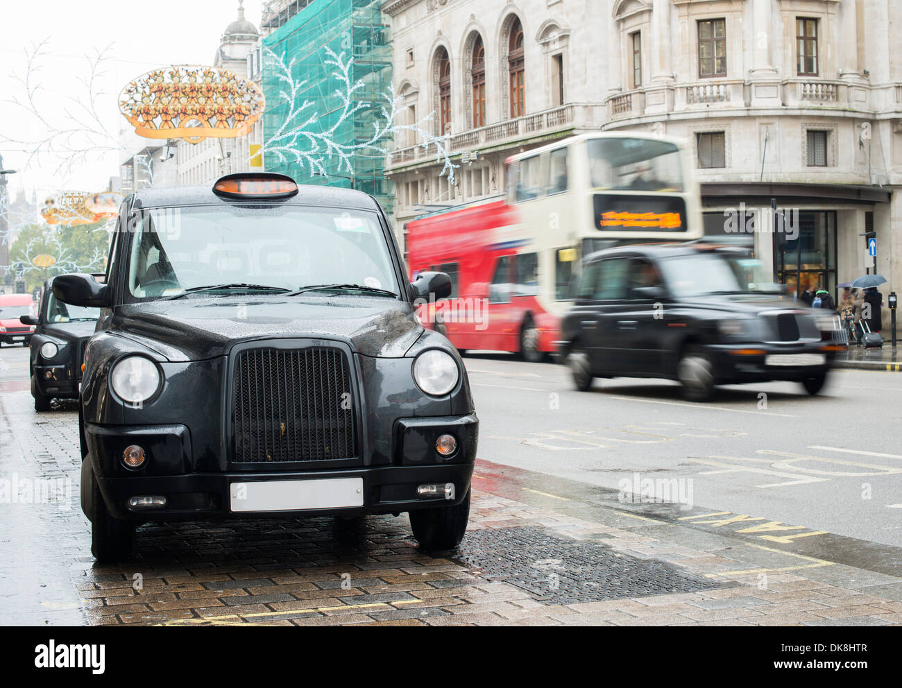 Taxi in London und Menschen auf der Straße Stockfoto