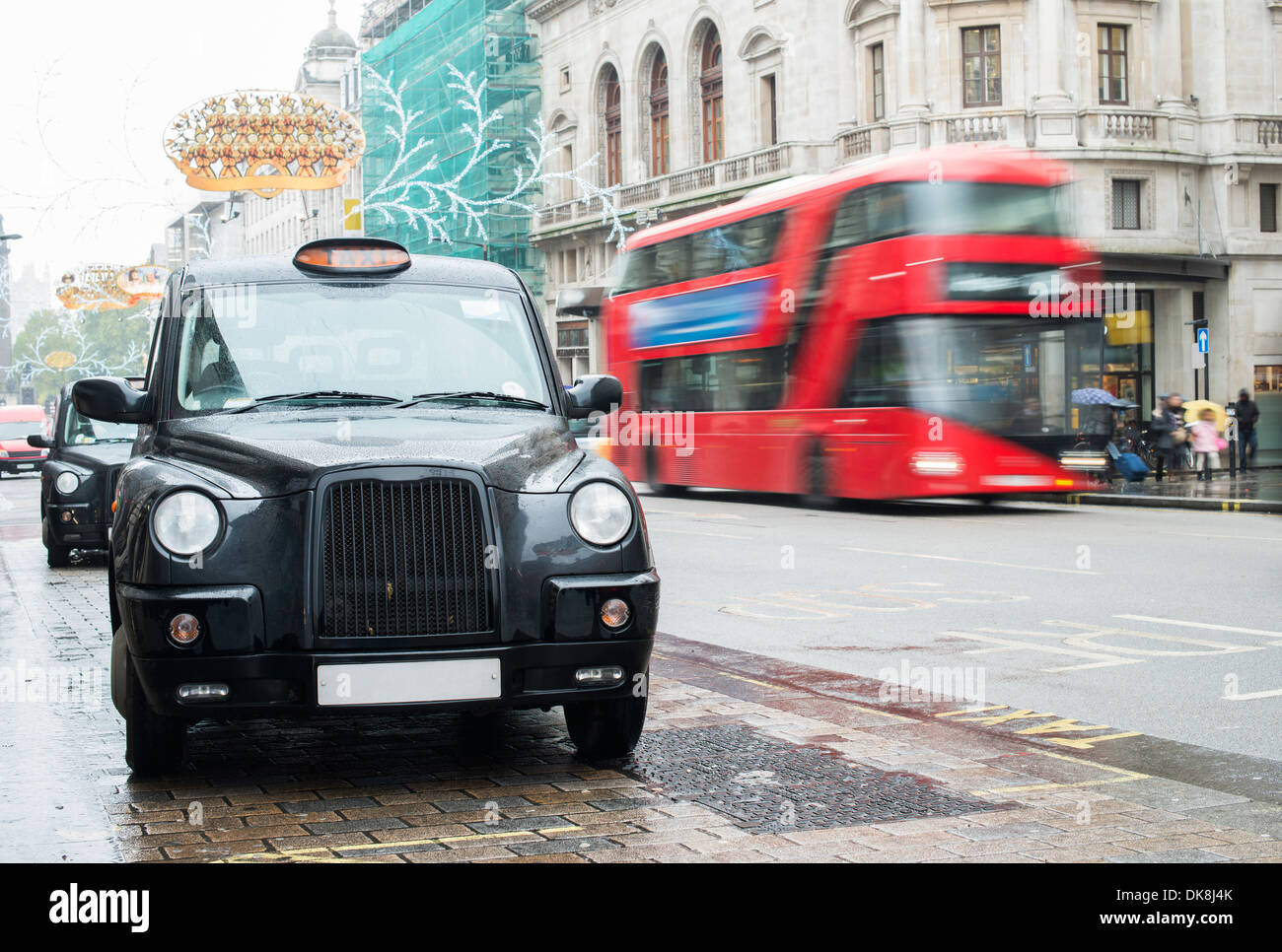 Taxi in London und roter Bus auf den Hintergrund Stockfoto