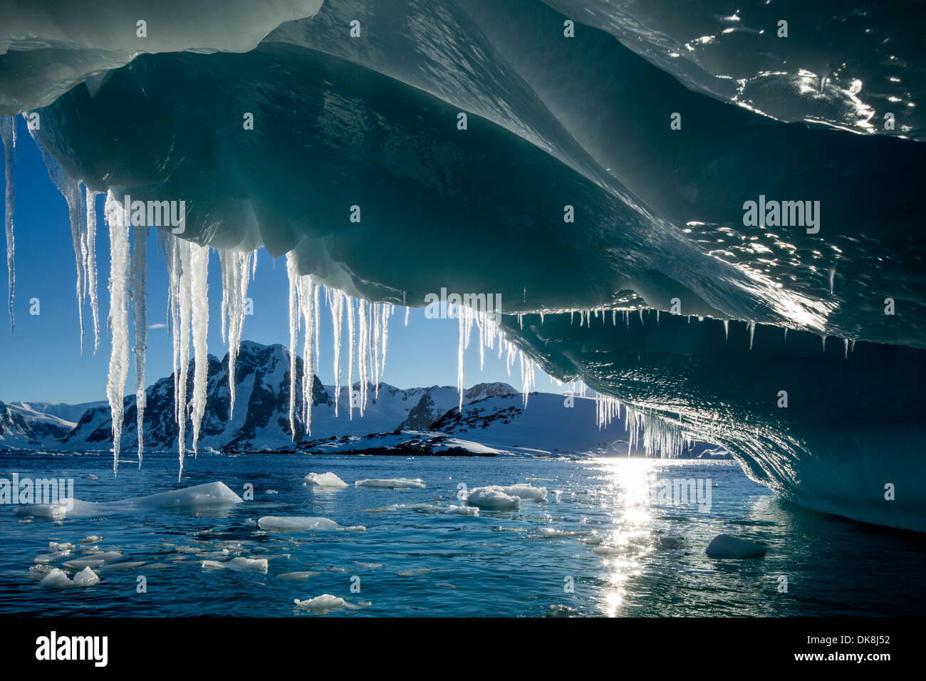 Antarktis, hängt Eiszapfen von schmelzenden Eisberg vom Petermann Island in der Nähe von Lemaire-Kanal Stockfoto