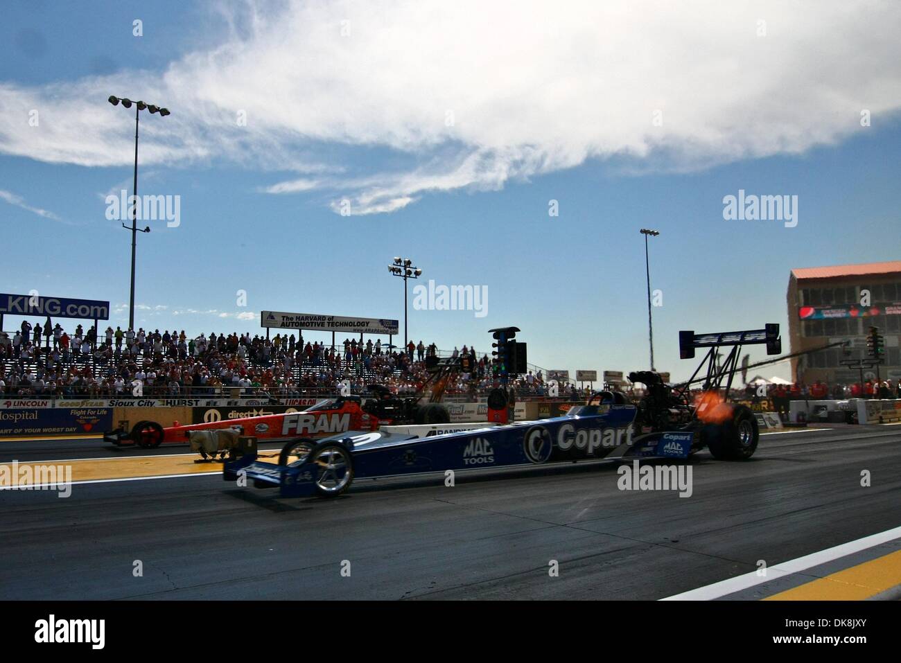 24. Juli 2011 - Morrison, Colorado, USA - Brandon Bernstein Treiber für COPART TOP FUEL DRAGSTER in der in der Nähe von Spur macht eine erste Runde Eliminierung laufen gegen Spencer Massey Treiber für FRAM/PRESTONE DSR TF-TEAM auf der äußersten Spur bei den 32. jährlichen Mopar kilometerhohen NHRA Nationals auf Bandimere Speedway in Morrison, CO. (Credit-Bild: © Jesaja Downing/Southcreek Global/ZUMApress.com) Stockfoto