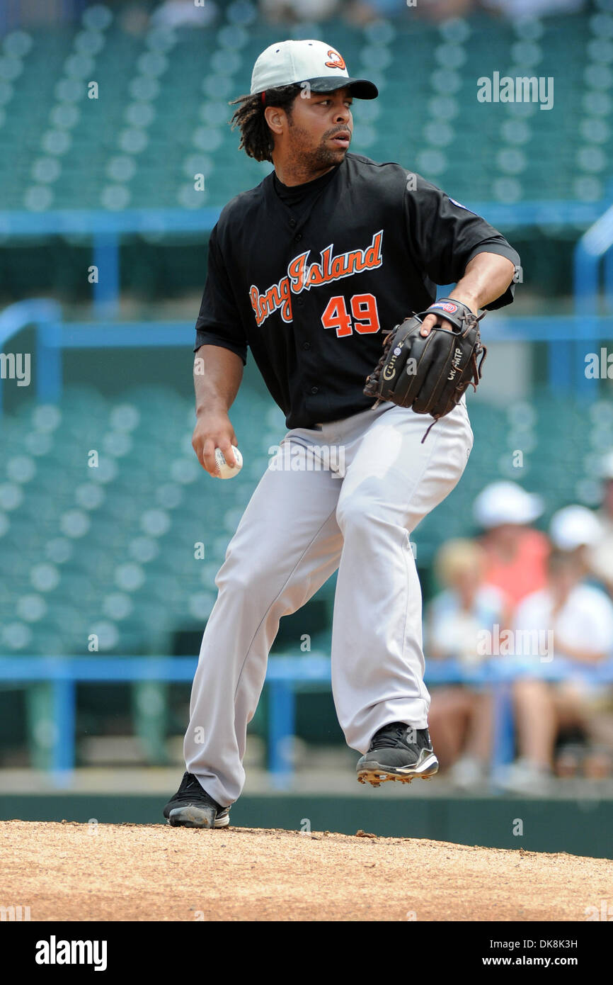 24. Juli 2011 - Camden, New Jersey, Vereinigte Staaten von Amerika - Long Island Enten Krug Ruddy Lugo liefert einen Stellplatz bei einem Atlantic League Spiel gegen den Camden-Riversharks in Camden, New Jersey. Die Riversharks schlagen die Enten 6-2. (Kredit-Bild: © Ken Inness/Southcreek Global/ZUMApress.com) Stockfoto