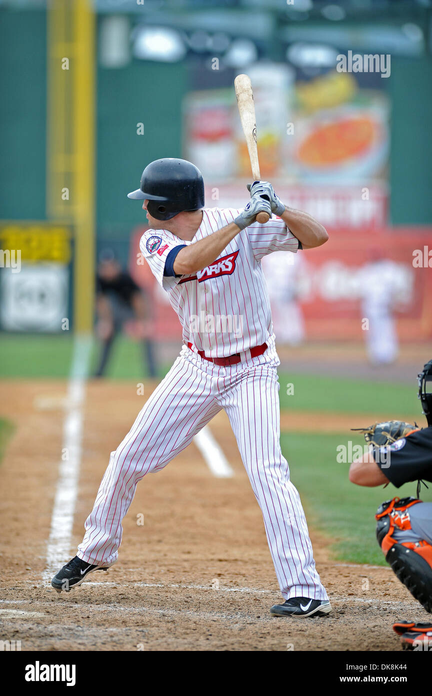 24. Juli 2011 - Camden, New Jersey, Vereinigte Staaten von Amerika - Camden Riversharks Teig Drew Macias Treffer in einem Atlantic League-Spiel gegen die Long Island Ducks in Camden, New Jersey. Die Riversharks schlagen die Enten 6-2. (Kredit-Bild: © Ken Inness/Southcreek Global/ZUMApress.com) Stockfoto