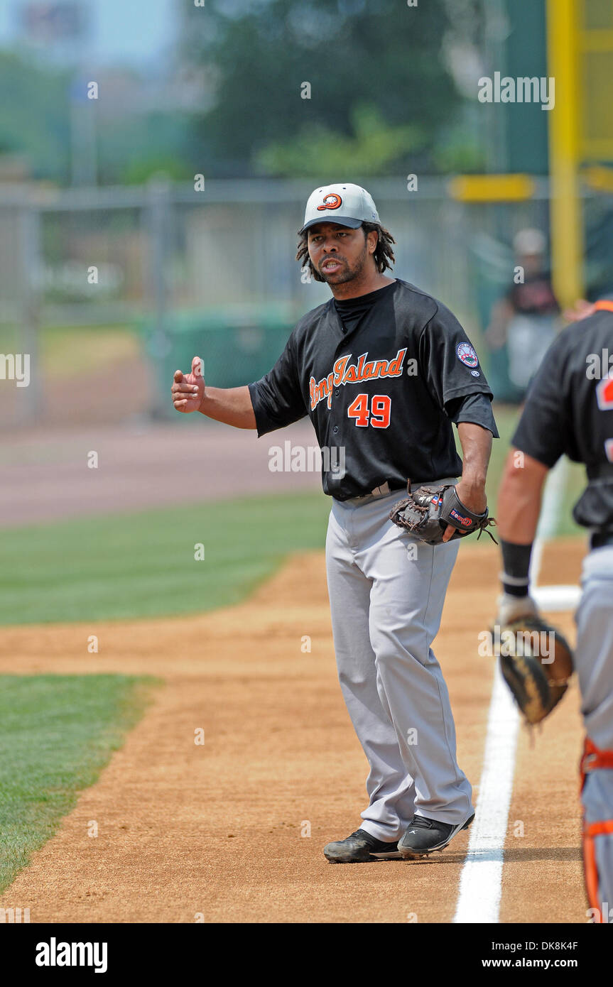 24. Juli 2011 - Camden, New Jersey, Vereinigte Staaten von Amerika - Long Island Enten ab Krug Ruddy Lugo argumentiert einen Messe oder foul Anruf in eine Atlantische Liga-Spiel zwischen den Enten und Camden Riversharks in Camden, New Jersey. Die Riversharks schlagen die Enten 6-2. (Kredit-Bild: © Ken Inness/Southcreek Global/ZUMApress.com) Stockfoto