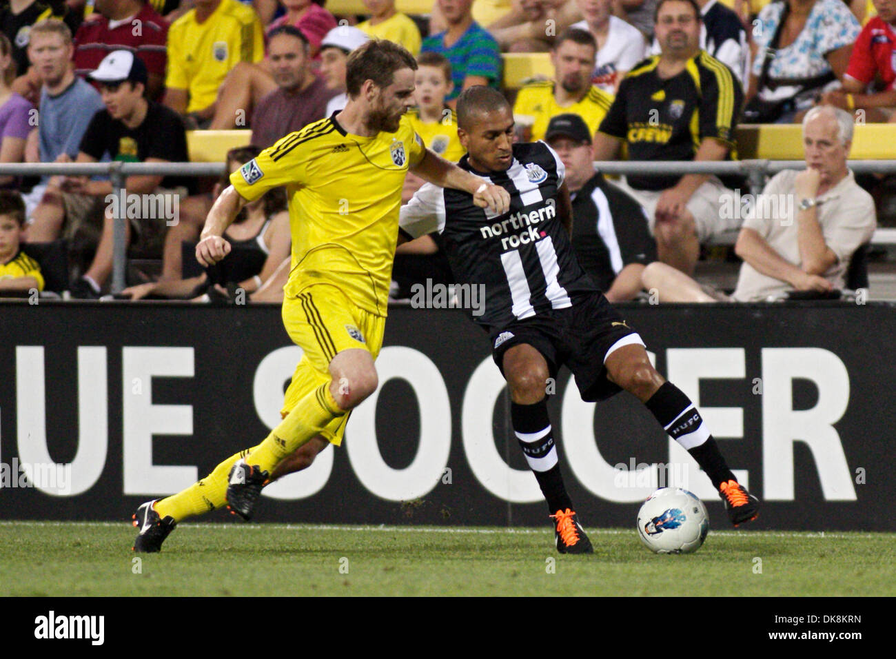 26. Juli 2011 - Columbus, Ohio, USA - Newcastle United FC-Verteidiger James Tavernier (34) kontrolliert den Ball und in der zweiten Hälfte des Spiels zwischen Newcastle United FC und Columbus Crew Stadium Crew, Columbus, Ohio von Columbus Crew forward Eddie Gaven (12) verteidigt.  New Castle United besiegte Columbus 3-0. (Kredit-Bild: © Scott Stuart/Southcreek Global/ZUMAPRESS.com) Stockfoto