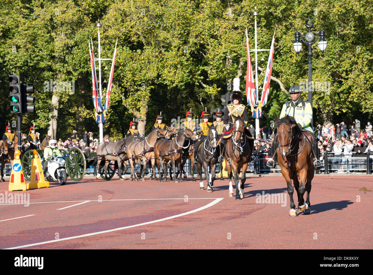 Buckingham Palace und Reiter auf Pferden Stockfoto