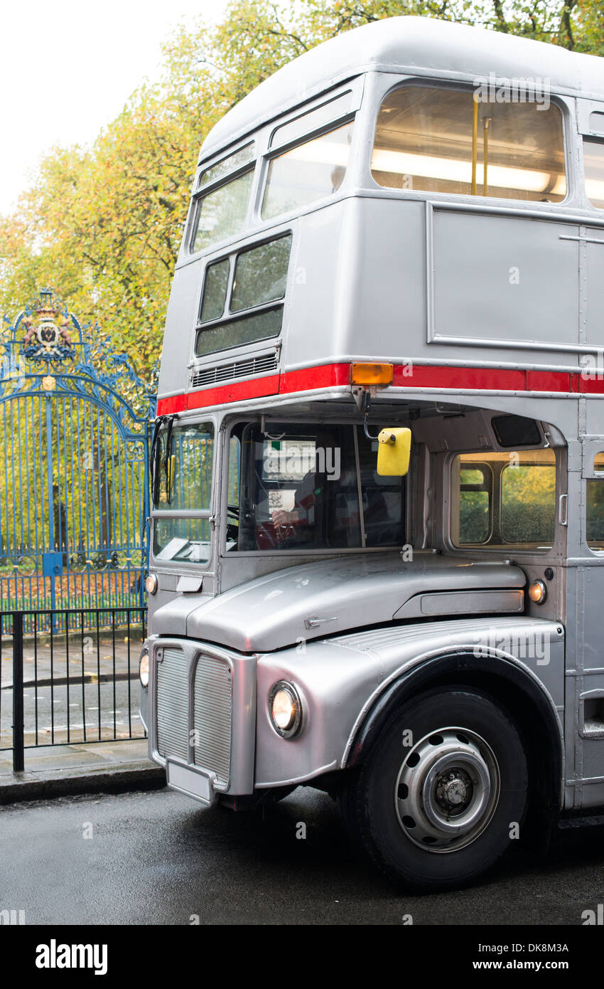 Graue Oldtimer Bus in London. London City tour Stockfoto