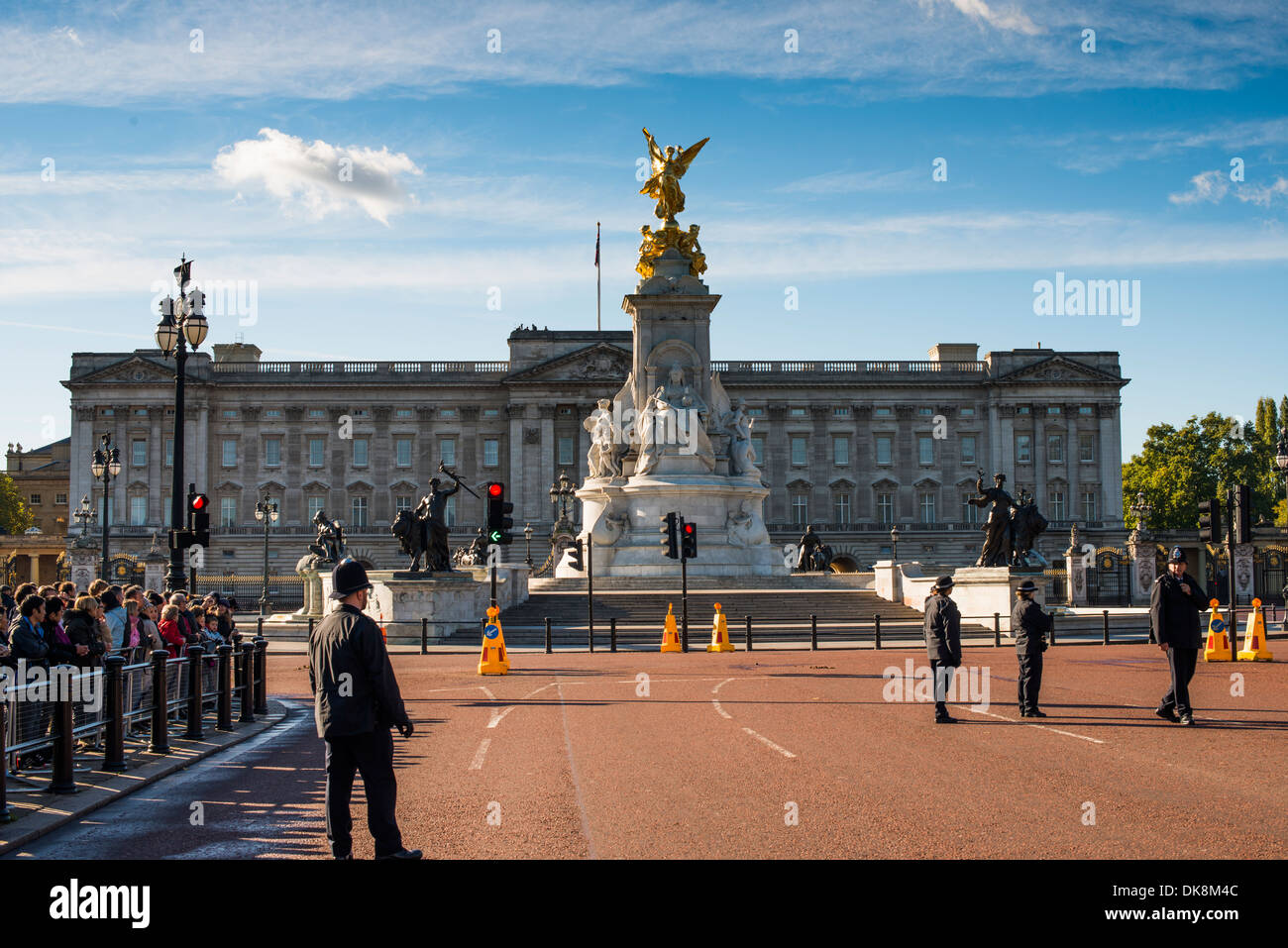 Buckingham Palace und eine Menge Leute Stockfoto