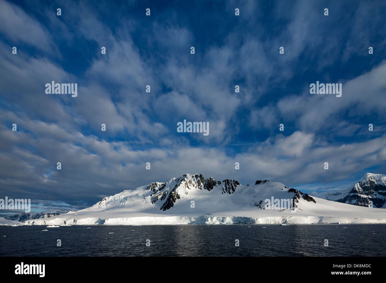 Antarktis, Wiencke-Insel, untergehende Sonne leuchtet Berggipfel Neumayer Kanal entlang Stockfoto