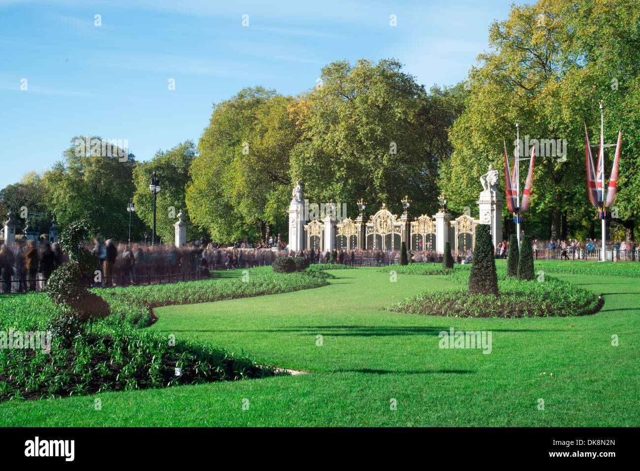 Buckingham Palace und eine Menge Leute. Grüne Gärten Stockfoto