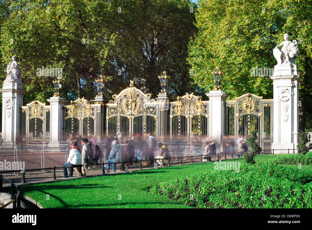 Buckingham Palace und eine Menge Leute. Grüne Gärten Stockfoto