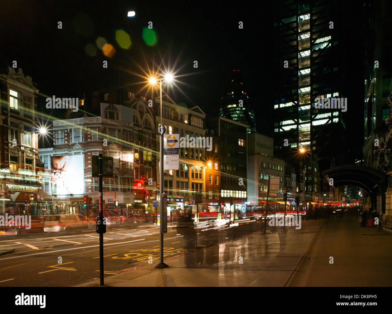 Die City of London in der Nacht. Straße und zeitgenössischen Gebäuden Stockfoto