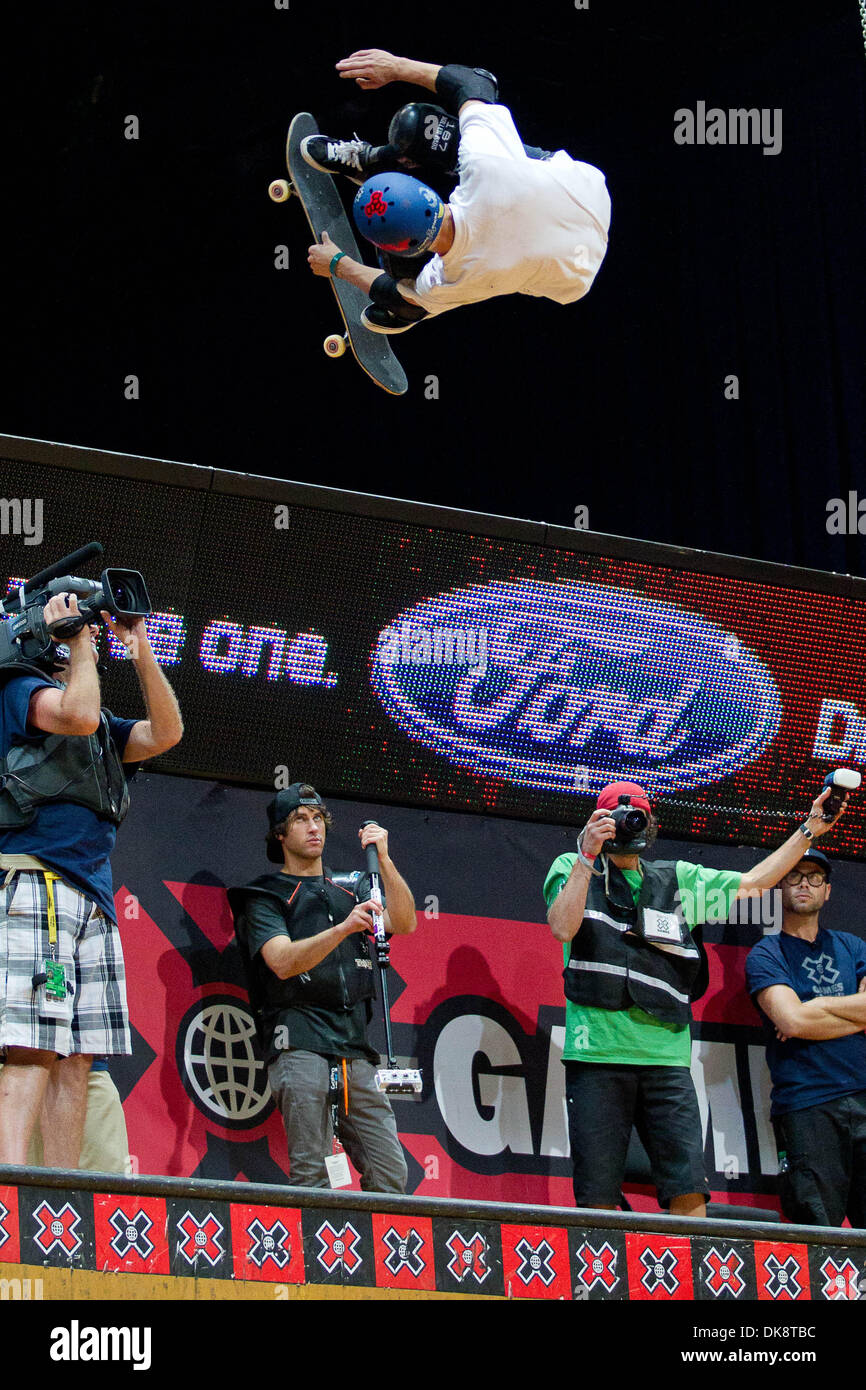 30. Juli 2011 - Los Angeles, Kalifornien, USA - konkurriert Adam Taylor in dem Skateboard Vert Final im Nokia Theatre L.A. LIVE in Los Angeles, Kalifornien. Taylor Platz 5 im Falle. (Kredit-Bild: © Chris Hunt/Southcreek Global/ZUMApress.com) Stockfoto