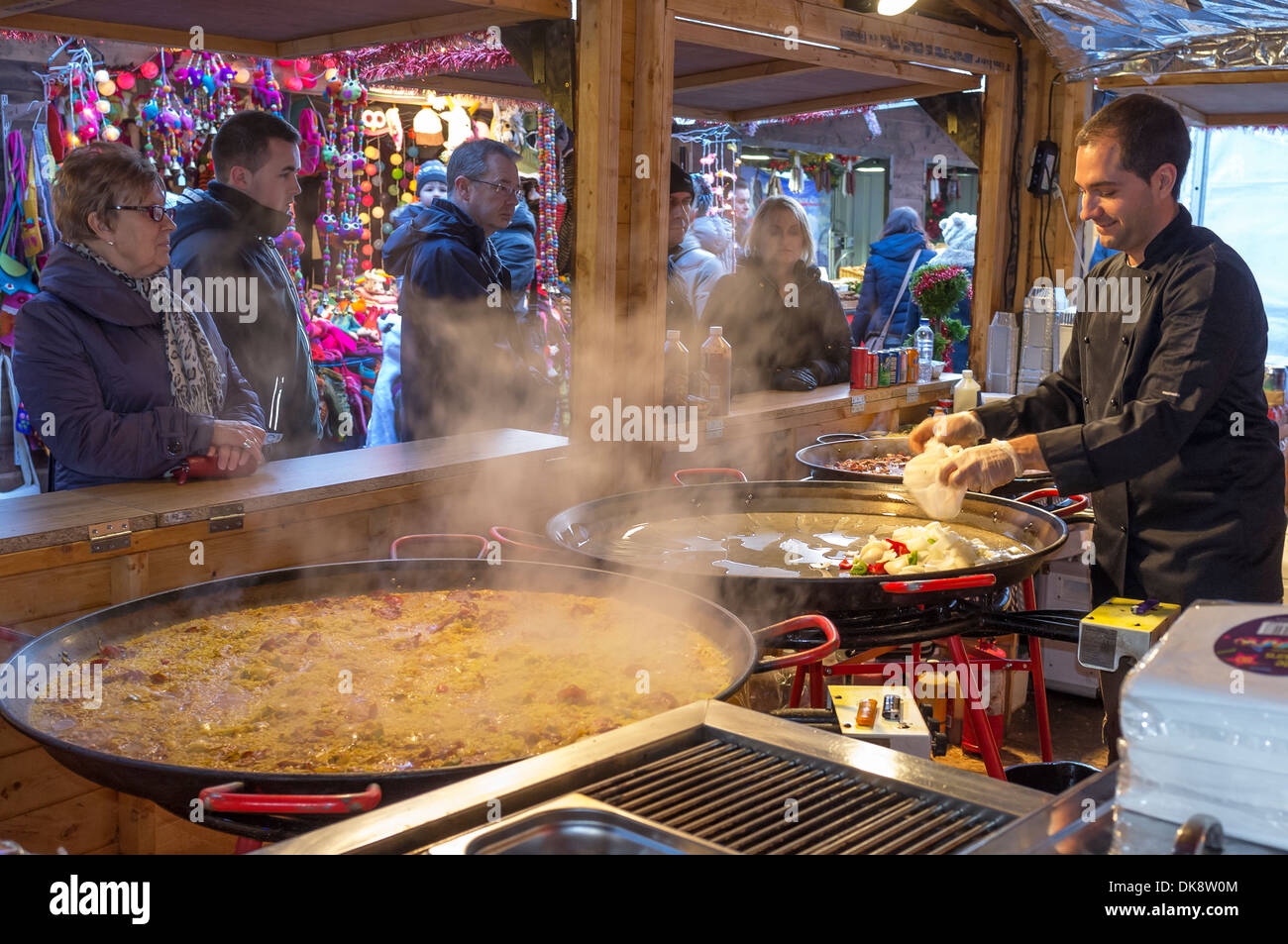 Fast-Food stall Verkauf spanisches Essen und bulk-Paella während dem Festival Weihnachtsmarkt, Glasgow, Schottland, Großbritannien Stockfoto