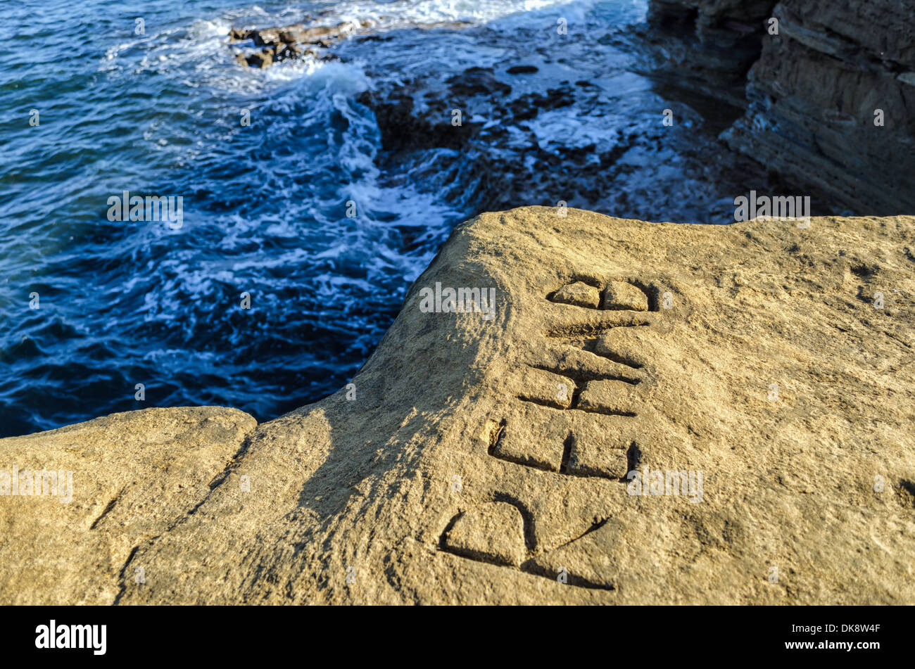 Das Wort Reha in einem Felsen gehauen.  Sunset Cliffs Natural Park, San Diego, Kalifornien, Vereinigte Staaten von Amerika. Stockfoto