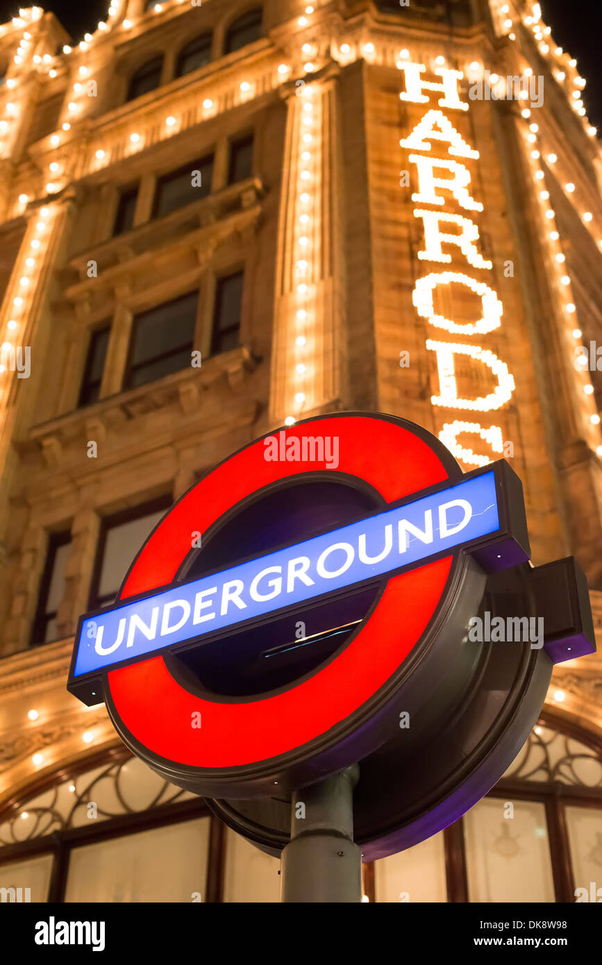 Das Kaufhaus Harrods. Fassade in der Nacht beleuchtet. Unterirdische Zeichen. Stockfoto