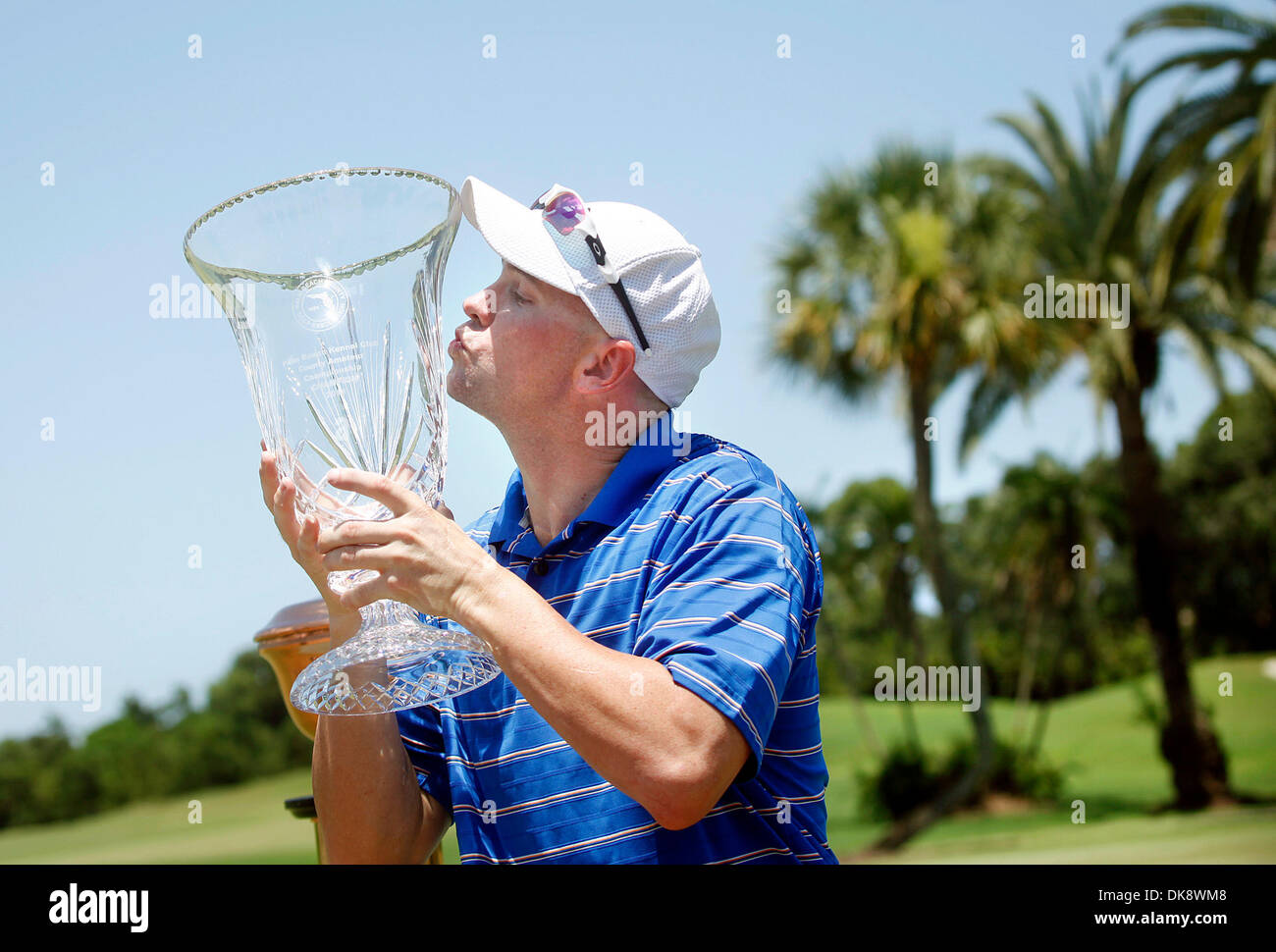 31. Juli 2011 - Boynton Beach, Florida, Vereinigte Staaten--BOYNTON BEACH - Daniel Eggertsson küsst seine Trophäe nach dem Gewinn der 2011 Palm Beach Kennel Club County Amateur Championship im Pine Tree Golf Club Sonntag. (Kredit-Bild: © Bruce R. Bennett/Palm Beach Post/ZUMAPRESS.com) Stockfoto