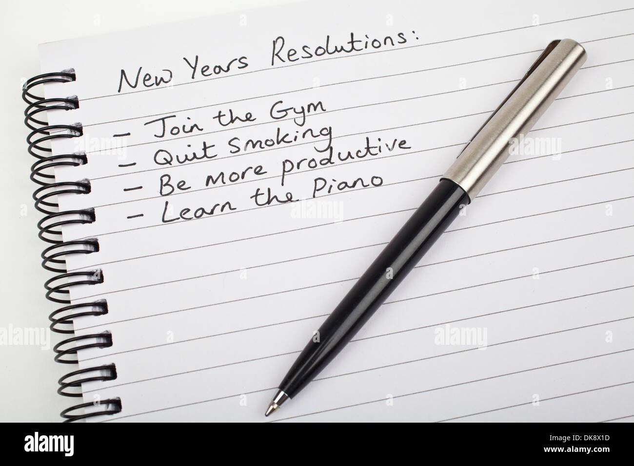 New Years Resolutionen geschrieben auf einem Notizblock. Stockfoto