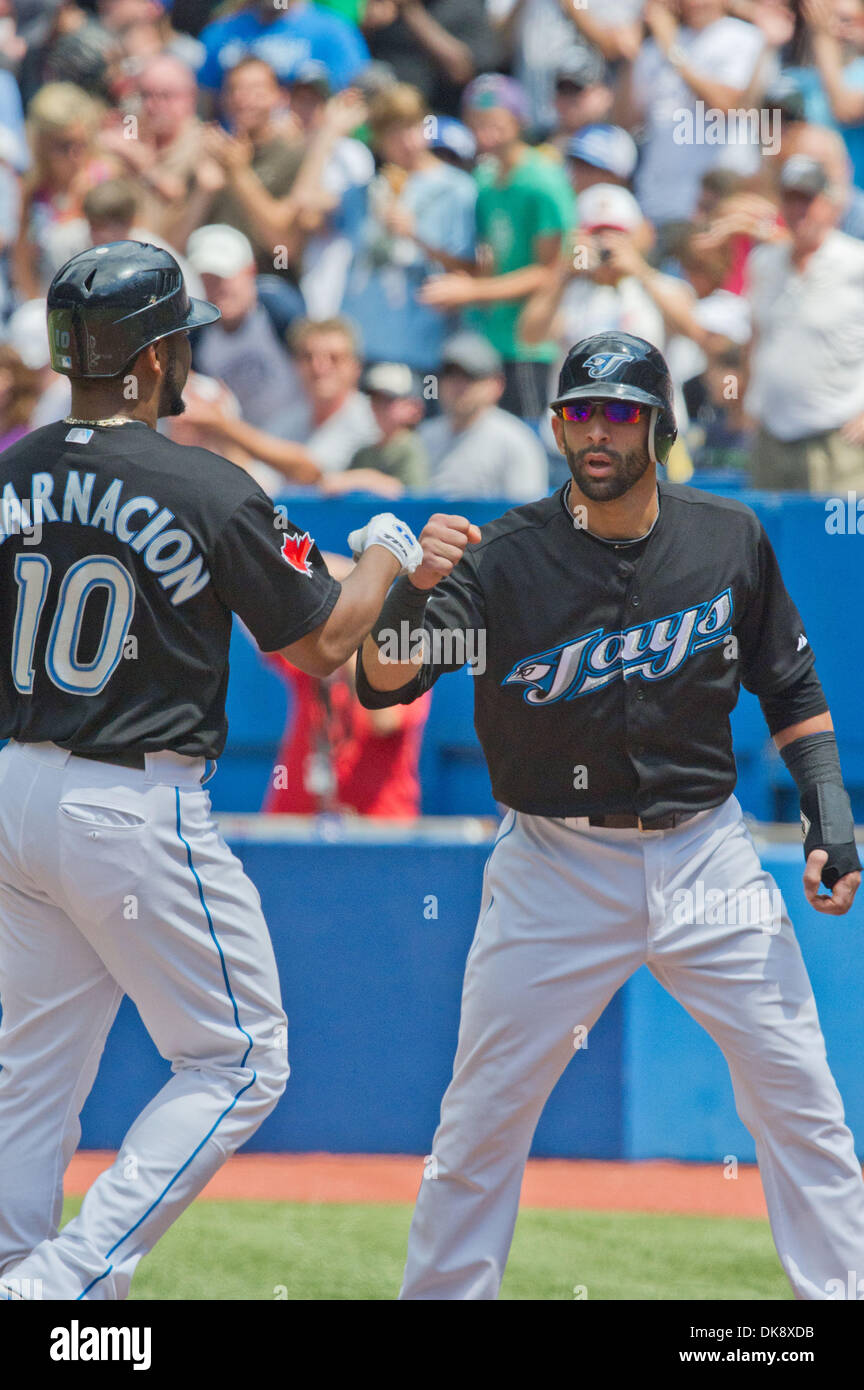 31. Juli 2011 feiert - Toronto, Ontario, Kanada - Toronto Blue Jays dritten Basisspieler Jose Bautista (19) mit Toronto Blue Jays erster Basisspieler, Edwin Encarnacion (10) nach seinem Tor im ersten Inning gegen die Texas Rangers ausgeführt wird. Die Toronto Blue Jays besiegte die Texas Rangers 7 - 3 im Rogers Centre, Toronto Ontario. (Kredit-Bild: © Keith Hamilton/Southcreek Global/ZUMAPRESS Stockfoto