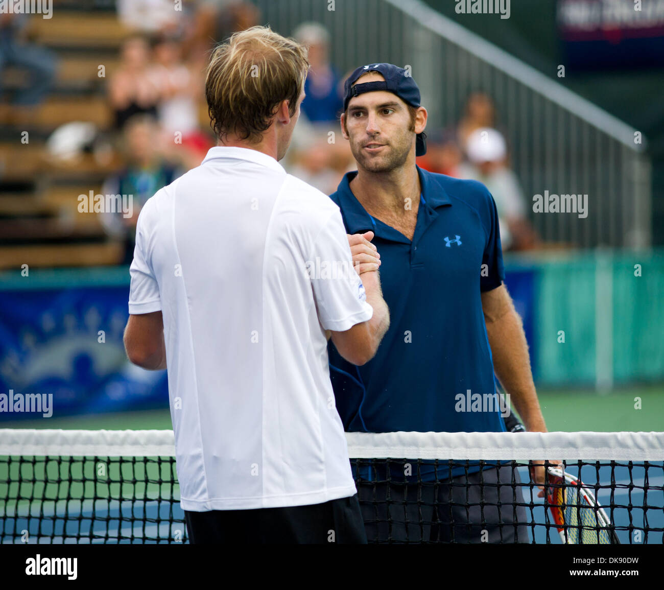 5. August 2011 Handschlag - Vancouver, British Columbia, Kanada - ROBBY GINEPRI der Vereinigten Staaten und GREGA ZEMELJA von Slowenien nach ihrer Herren Einzel Viertelfinale bei den Odlum Brown Vancouver Open statt im Hollyburn Country Club match. (Kredit-Bild: © David Bukach/ZUMAPRESS.com) Stockfoto