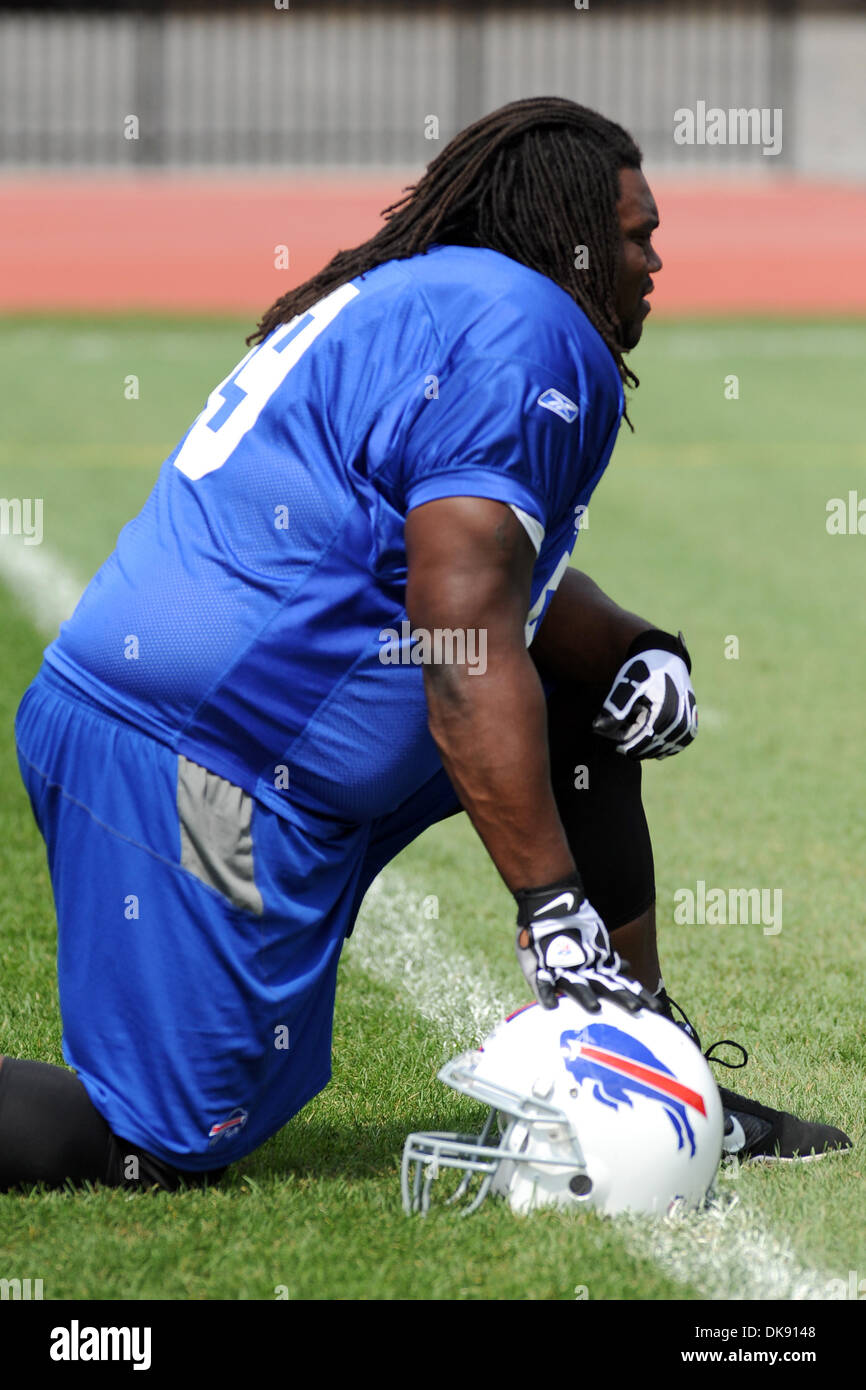 5. August 2011 - Rochester, New York, USA - Buffalo Bills Nase anzugehen braucht Michael Jasper (69) eine Knie vor Beginn der Nachmittagssitzung während des Trainingslagers am St. John Fisher in Rochester, NY. (Kredit-Bild: © Michael Johnson/Southcreek Global/ZUMAPRESS.com) Stockfoto