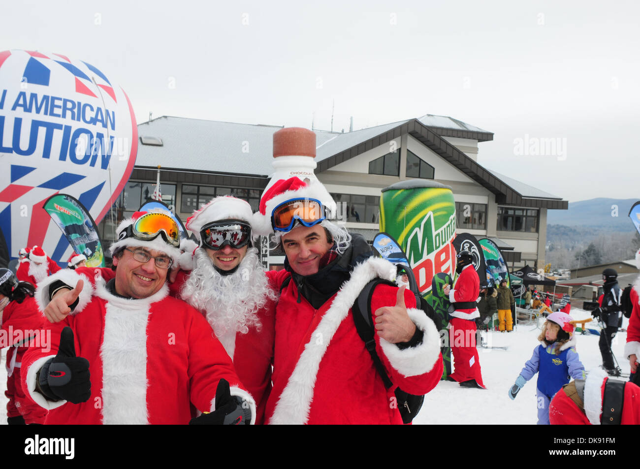 19. Dezember - Skifahren und Reiten Weihnachtsmänner für wohltätige Zwecke am Windham Berg WINDHAM. Windham Berg, Windham NY 19. Dezember 2010 Stockfoto