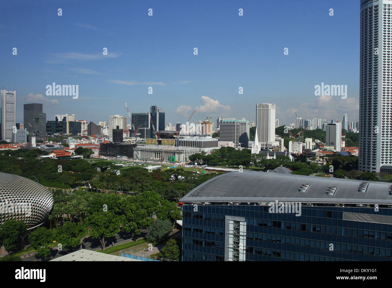Singapur Stadtbild. Blick vom Marina Mandarin Hotel. Singapur. Supreme Court und Rathaus Gebäude in Bildmitte. Stockfoto
