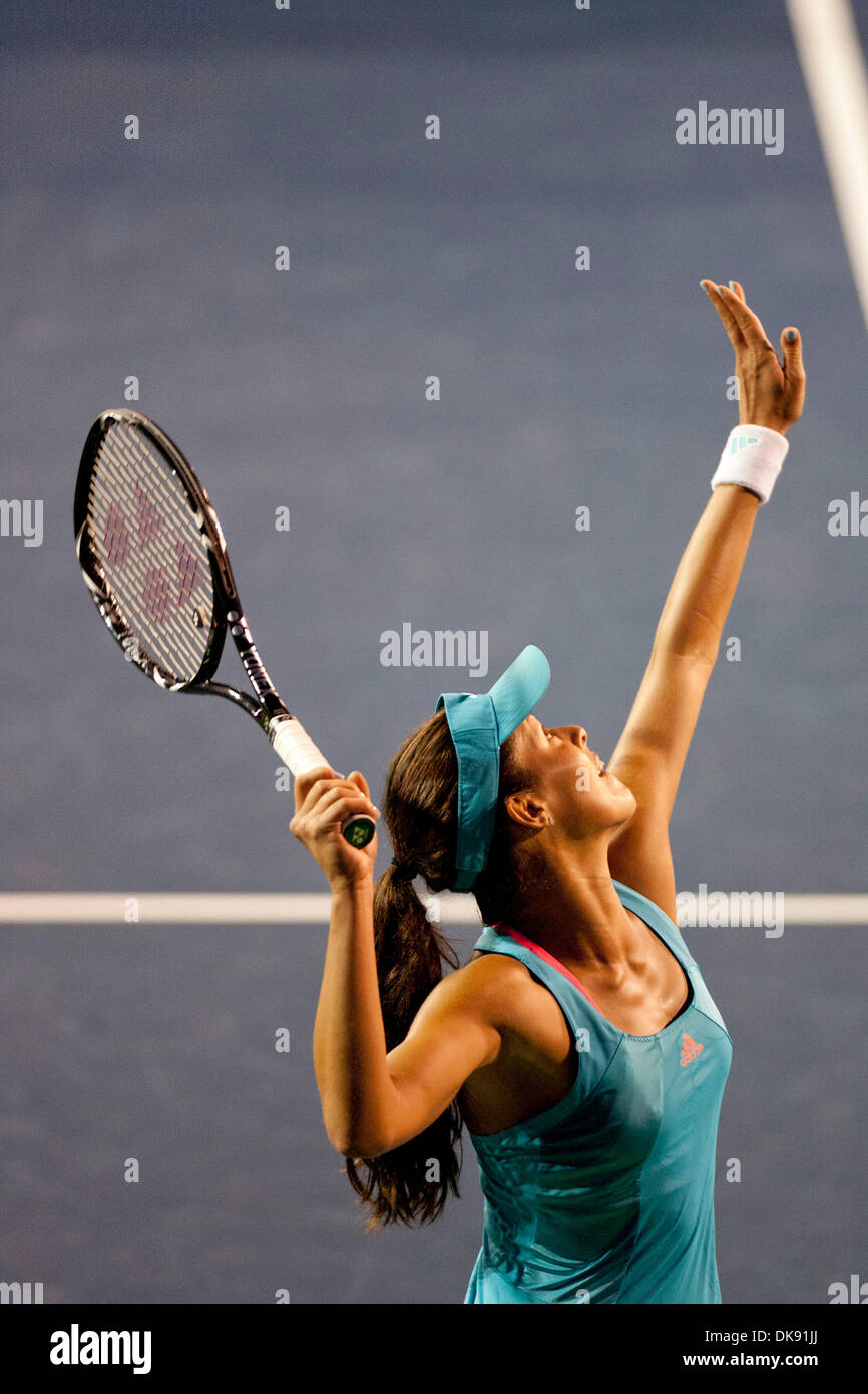 6. August 2011 - dient San Diego, Kalifornien, USA - ANA IVANOVIC gegen Gegner, die Vera Zvonareva in der Merkur Versicherung WTA-Tennis-Turnier im La Costa Spa and Resort in der Nähe von San Diego statt. Zvonareva gewann das Match 5-7 6-4 6-4. (Kredit-Bild: © Wally Nell/ZUMAPRESS.com) Stockfoto