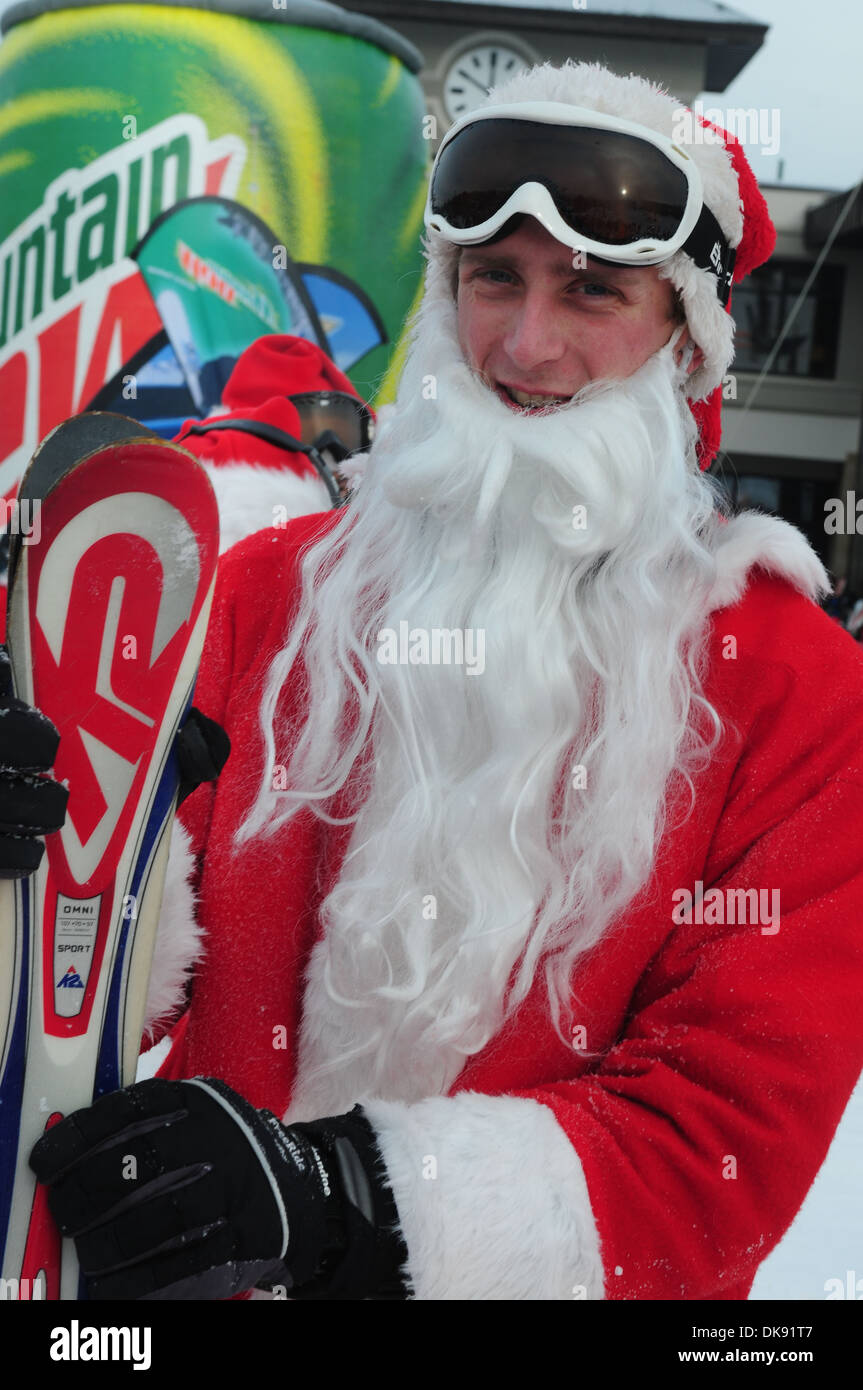 19. Dezember - Skifahren und Reiten Weihnachtsmänner für wohltätige Zwecke am Windham Berg WINDHAM. Windham Berg, Windham NY 19. Dezember 2010 Stockfoto