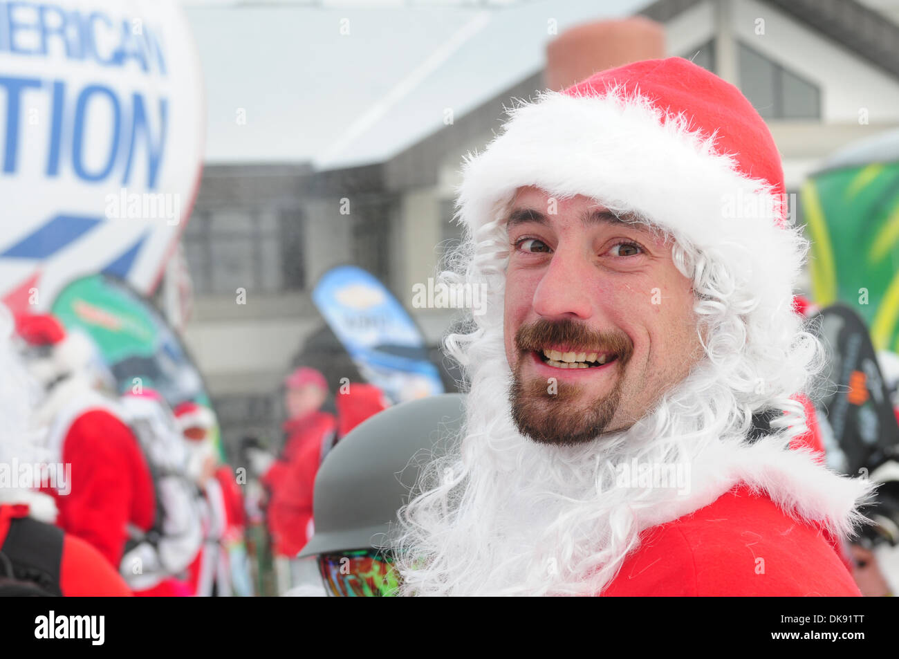 19. Dezember - Skifahren und Reiten Weihnachtsmänner für wohltätige Zwecke am Windham Berg WINDHAM. Windham Berg, Windham NY 19. Dezember 2010 Stockfoto