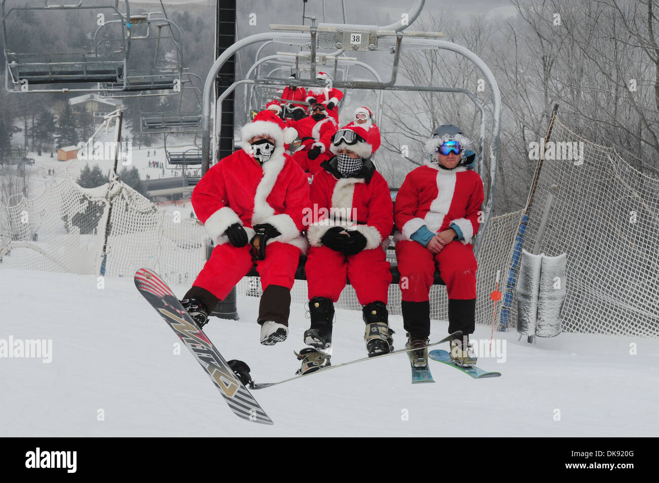 19. Dezember - Skifahren und Reiten Weihnachtsmänner für wohltätige Zwecke am Windham Berg WINDHAM. Windham Berg, Windham NY 19. Dezember 2010 Stockfoto