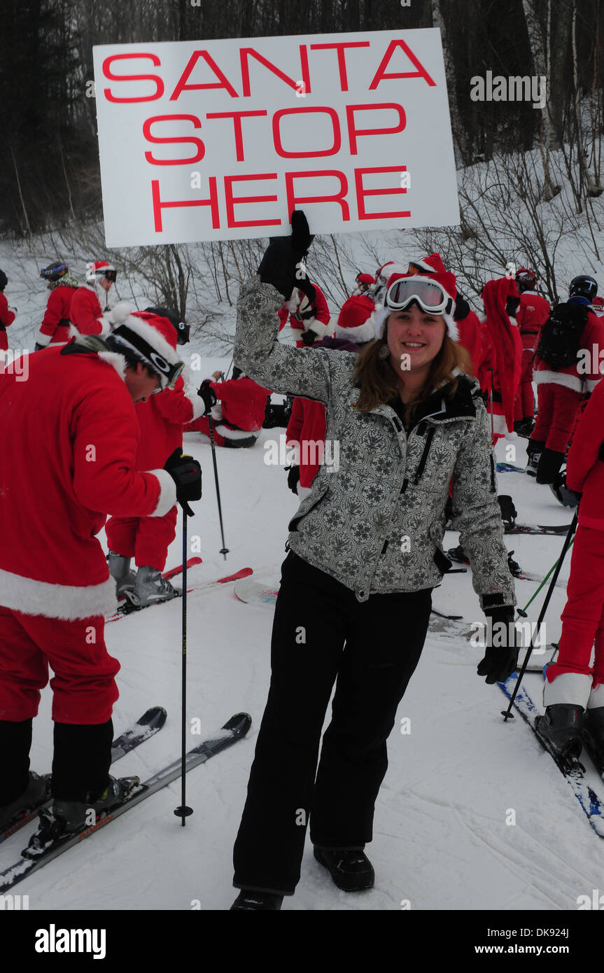 19. Dezember - Skifahren und Reiten Weihnachtsmänner für wohltätige Zwecke am Windham Berg WINDHAM. Windham Berg, Windham NY 19. Dezember 2010 Stockfoto