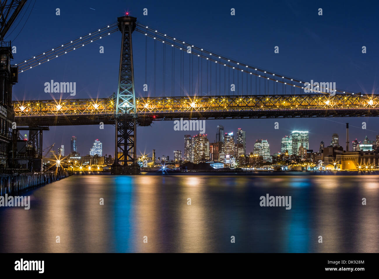 Williamsburg Bridge und die Skyline von Brooklyn angesehen vom Ufer des East River Stockfoto