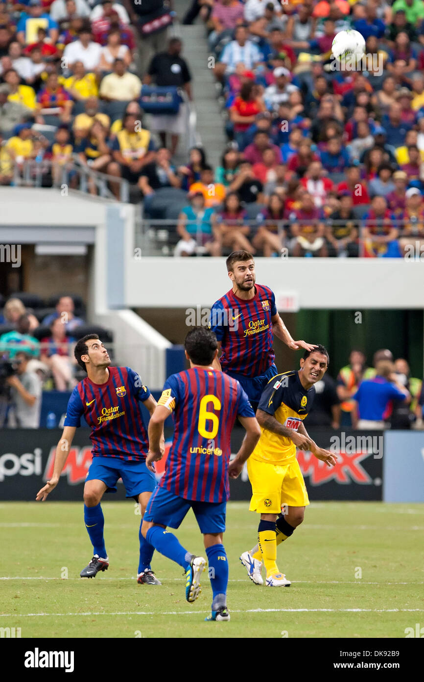 6. August 2011 - Arlington, Texas, USA - FC Barcelona-Verteidiger Gerard Pique (3) Header während der Herbalife World Football Challenge 2011.  FC Barcelona führt bei der Halbzeit 1-0. (Kredit-Bild: © Andrew Dieb/Southcreek Global/ZUMAPRESS.com) Stockfoto