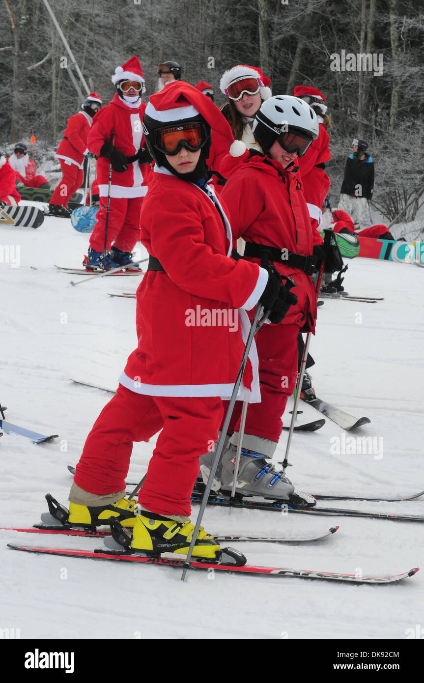 19. Dezember - Skifahren und Reiten Weihnachtsmänner für wohltätige Zwecke am Windham Berg WINDHAM. Windham Berg, Windham NY 19. Dezember 2010 Stockfoto