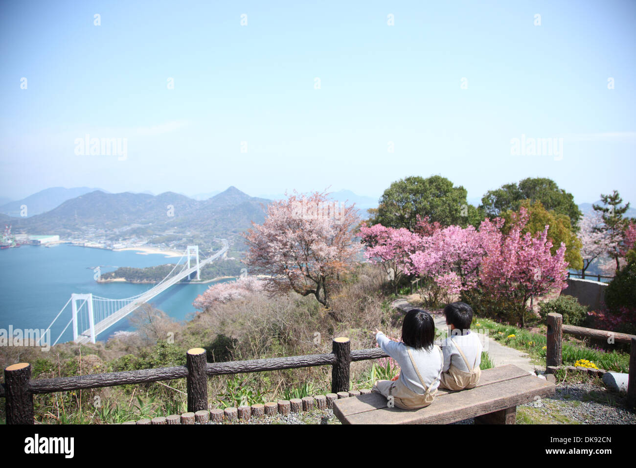 Japanische Kinder auf dem Lande Stockfoto